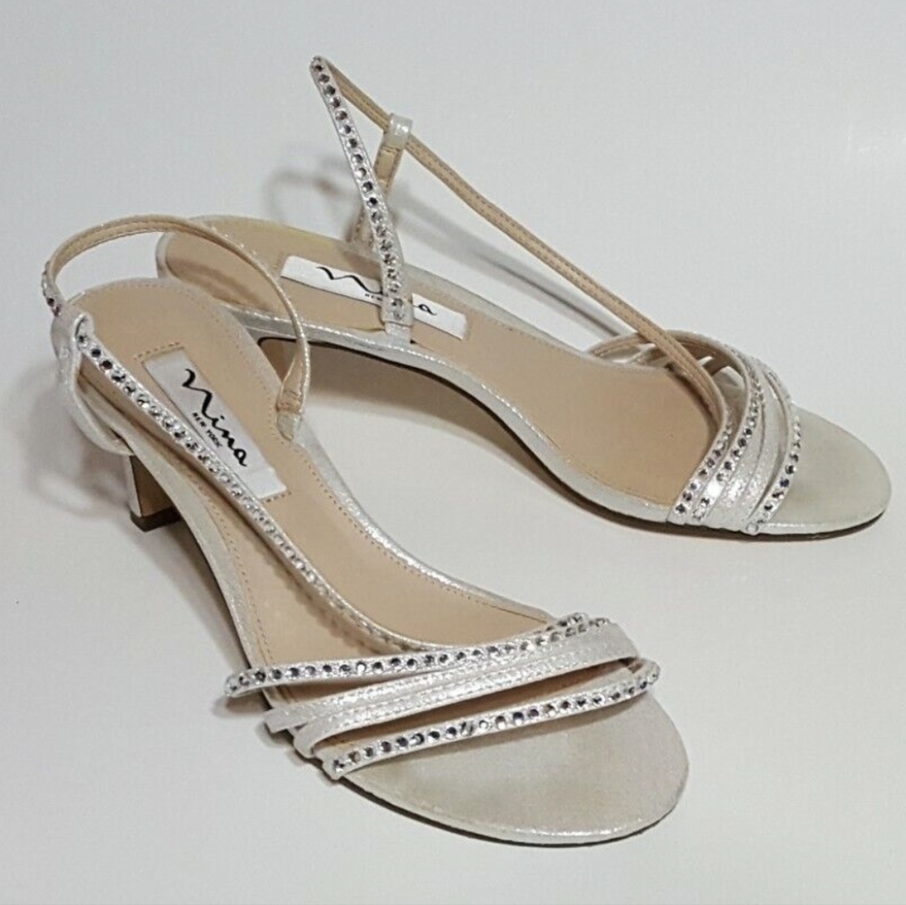 Women's silver low pump.